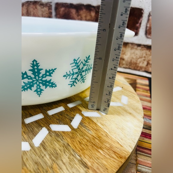 Vintage Pyrex 2 1/2 Qt oval casserole dish in the "Snowflake" pattern - Picture 2 of 7